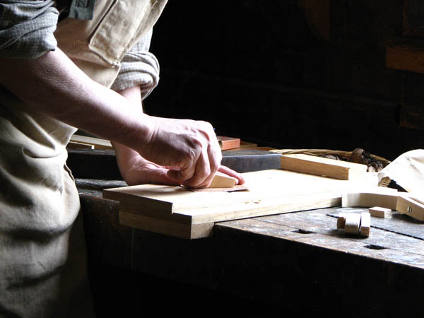 Nuestro equipo de profesionales cuenta  con muchos años de contrastada <strong>experiencia</strong> en el sector de la <strong>carpintería de madera en Canet lo Roig</strong>.